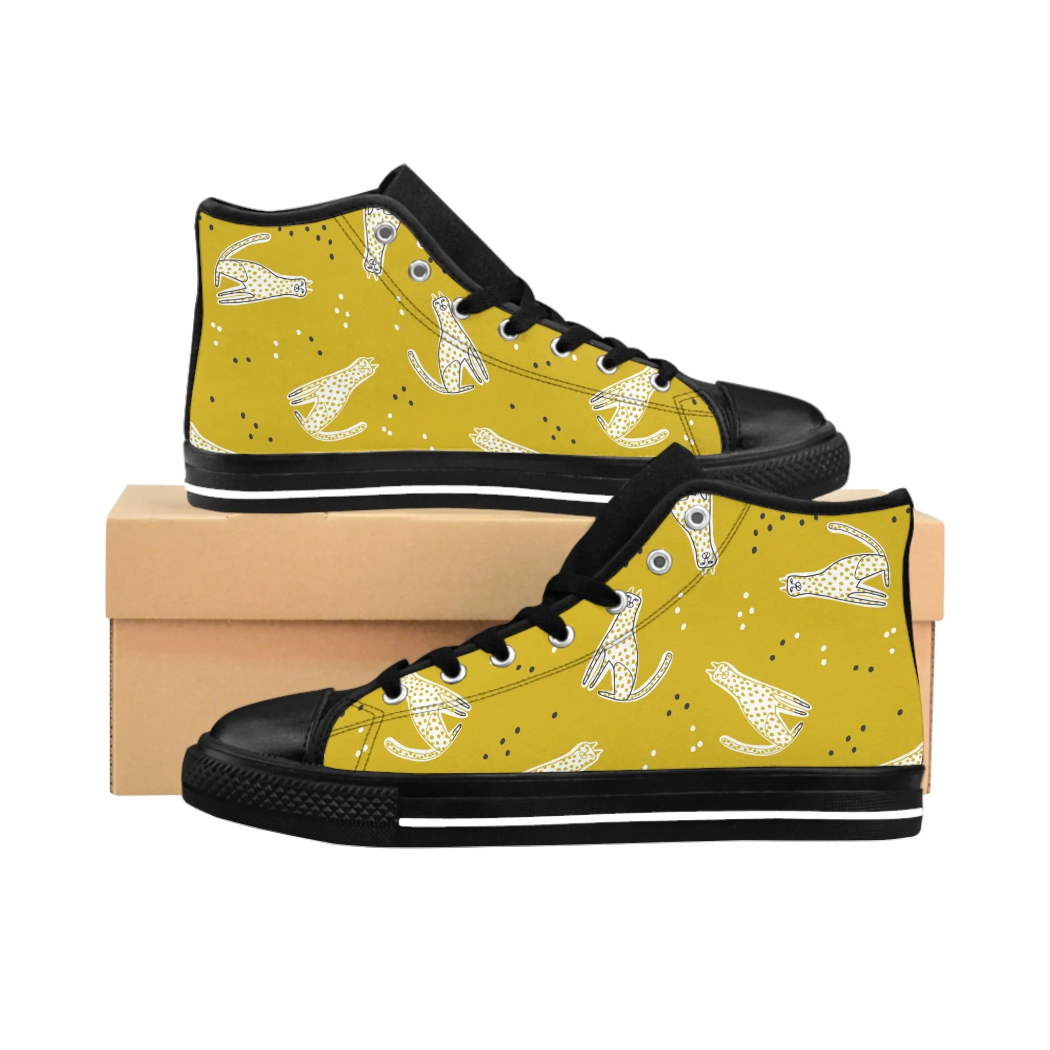 Cheetah on Yellow Background Men's Classic Sneakers