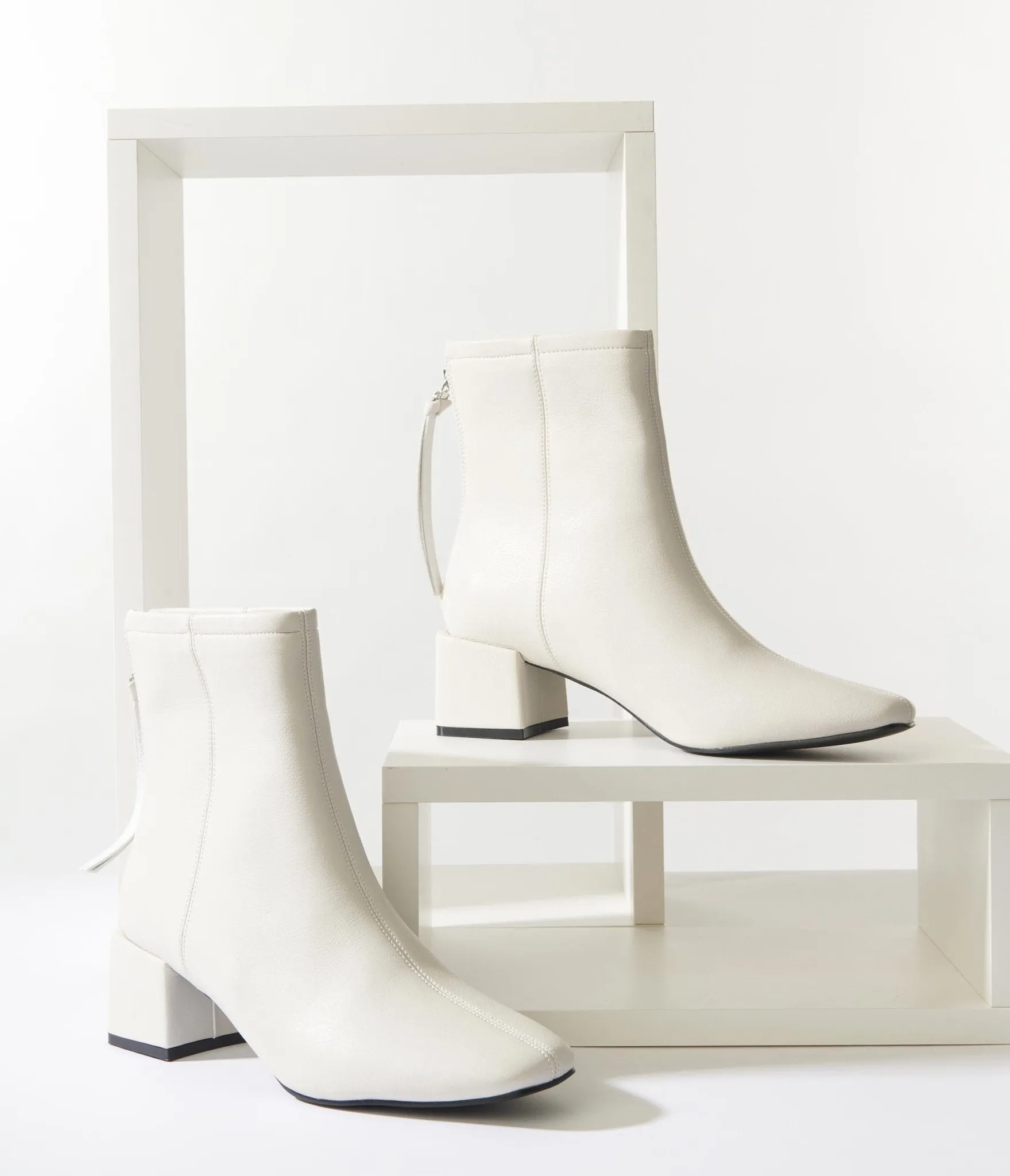 Unique Vintage White Leatherette Mod Sinatra Bootie